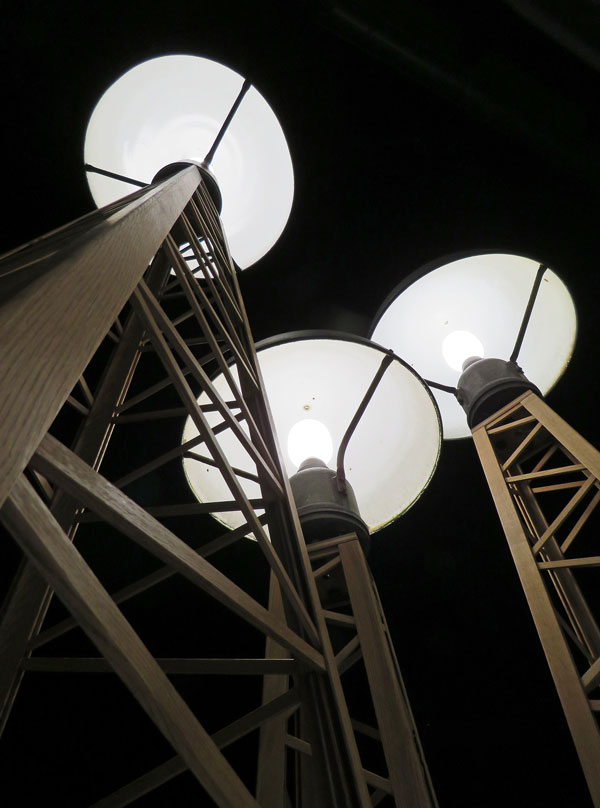Gleisfeldleuchten bei Nacht